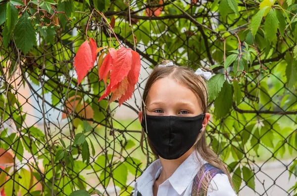 Colegiala Niña Una Máscara Protectora Negro Con Una Mochila Colegiala — Foto de Stock