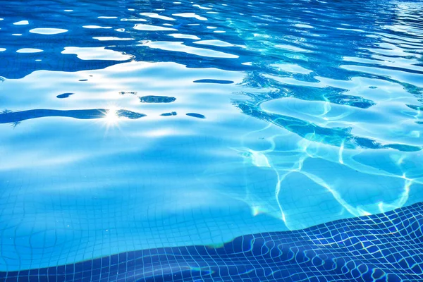 Água Piscina Azul Com Reflexos Solares Textura Água Piscina Mais — Fotografia de Stock