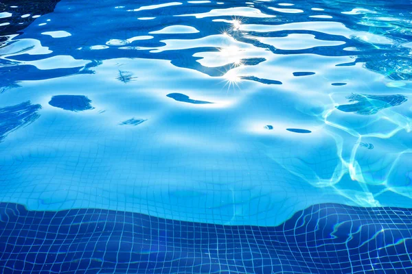 太陽の反射と青いプールの水 プールの水の質感 太陽の下で最も美しい澄んだプールの水を反映 青い水リップルの背景 — ストック写真