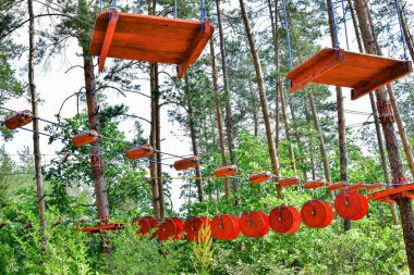 Halat kasabası. Açık havada aktif aile tatili. Parktaki bir halat kasabasının elementleri. Ormandaki halat kasabası