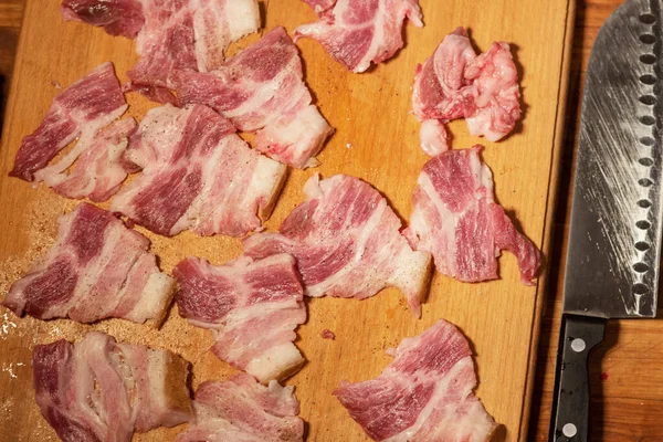 Skivor Bacon Trä Bakgrund Skivor Fläsk Skinka Bacon Träskiva Ovanifrån — Stockfoto