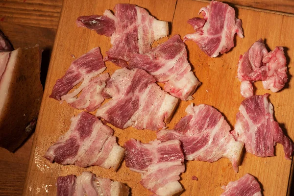 Skivor Bacon Trä Bakgrund Skivor Fläsk Skinka Bacon Träskiva Ovanifrån — Stockfoto