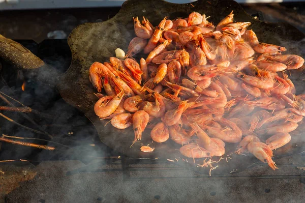 虾仁虾仁是在火上的锅里煮的 篝火海鲜 食品摄影 — 图库照片