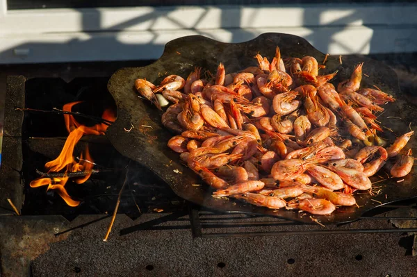 エビだ 船は火の上の鍋で調理される たき火の魚介類 食写真 — ストック写真