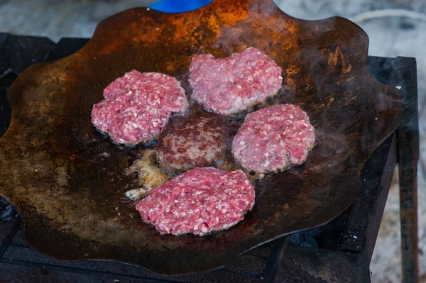 Burger Grillujący Ogniu Domowe Hamburgery Klopsiki Grilla Robię Hamburgery Grillu — Zdjęcie stockowe