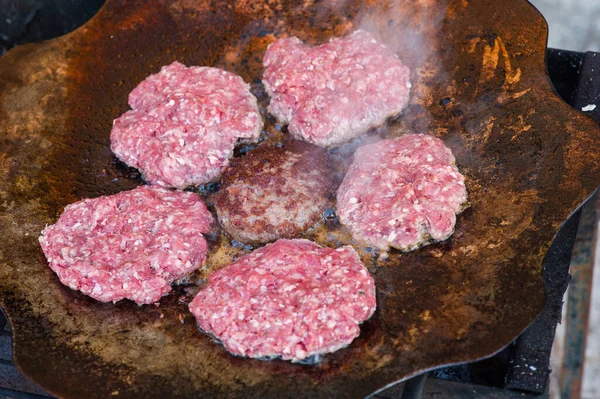 バーガーグリル ファイア 自家製ハンバーガー 肉球を焼く グリル屋外でハンバーガーを作る バーベキューグリルパーティー バーベキューの石炭以上の肉 夏のグリル — ストック写真