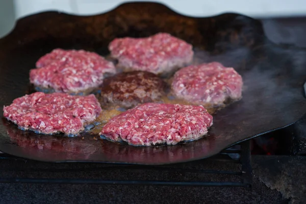 Burger Grillujący Ogniu Domowe Hamburgery Klopsiki Grilla Robię Hamburgery Grillu — Zdjęcie stockowe