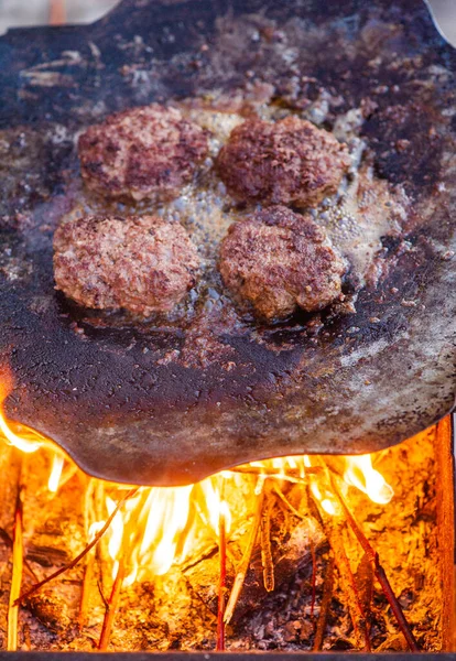 バーガーグリル ファイア 自家製ハンバーガー 肉球を焼く グリル屋外でハンバーガーを作る バーベキューグリルパーティー バーベキューの石炭以上の肉 夏のグリル — ストック写真