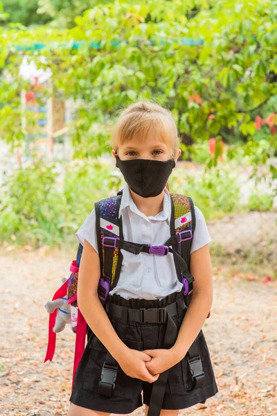 穿着黑色防护面具背着背包的女学生 穿着校服的女学生 掉下去快点回学校吧 — 图库照片