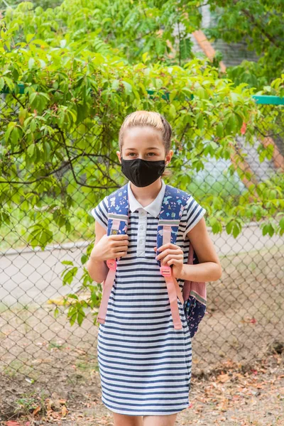 Colegiala Niña Una Máscara Protectora Negro Con Una Mochila Colegiala — Foto de Stock
