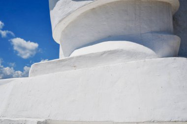 Gökyüzüne karşı duran beyaz heykelin fotoğrafı. Gökyüzüne karşı duran beyaz bir heykelin parçası. Doku
