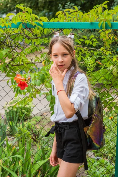 Una Niña Que Prepara Para Escuela Una Chica Con Uniforme — Foto de Stock
