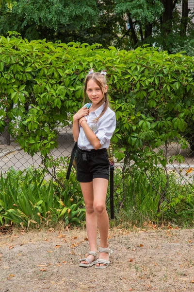 Una Niña Que Prepara Para Escuela Una Chica Con Uniforme — Foto de Stock