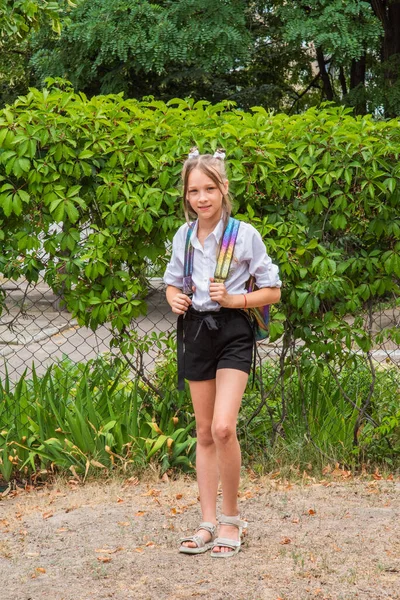 学校へ行く準備をしている少女 バックパック付きの学校の制服を着た女の子 学校の庭で秋の10代 — ストック写真