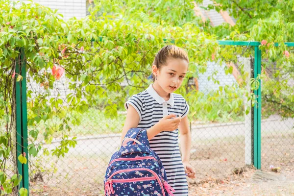 Una Niña Que Prepara Para Escuela Una Chica Con Uniforme — Foto de Stock