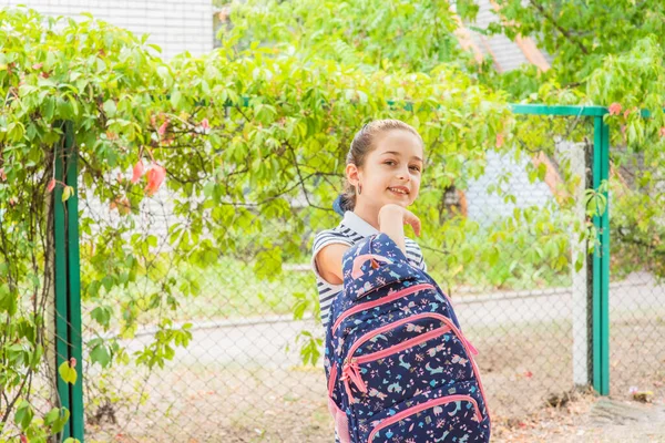 Ένα Μικρό Κορίτσι Ετοιμάζεται Περπατήσει Στο Σχολείο Ένα Κορίτσι Σχολική — Φωτογραφία Αρχείου