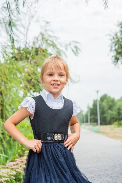 Una Niña Que Prepara Para Escuela Una Chica Con Uniforme — Foto de Stock
