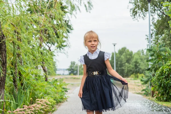 学校へ行く準備をしている少女 バックパック付きの学校の制服を着た女の子 学校の庭で秋の10代 — ストック写真