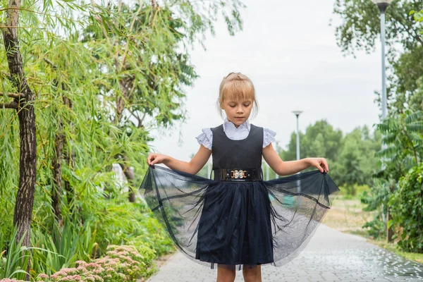 Een Jong Meisje Bereidt Zich Voor Naar School Lopen Een — Stockfoto