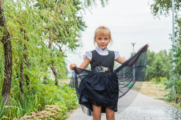 Una Niña Que Prepara Para Escuela Una Chica Con Uniforme — Foto de Stock