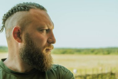 Yakışıklı, uzun sakallı adam. Sakallı bir adam. Geleceğe bir bakış. Özgürlük, boşluk, hava, motorcu, Viking, yaşam tarzı