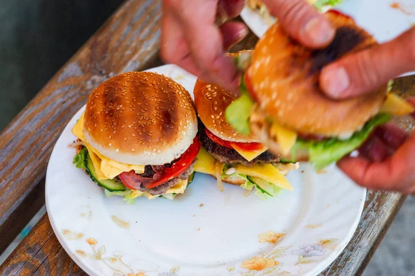 Hausgemachter Burger Mit Weißen Zwiebeln Und Tomaten Hausgemachte Burger Zubereiten — Stockfoto