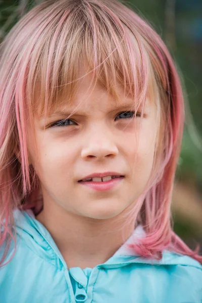 Niedlichen Kind Mädchen Porträt Outdoor Porträt Von Niedlichen Kleinen Mädchen — Stockfoto