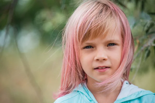 Niedlichen Kind Mädchen Porträt Outdoor Porträt Von Niedlichen Kleinen Mädchen — Stockfoto