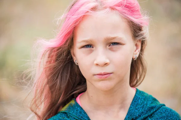可爱的小女孩肖像 夏日里可爱的小女孩的户外肖像 一个粉色头发的小女孩的画像 7岁的儿童 Teenager — 图库照片