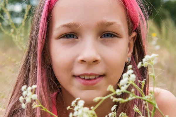 Niedlichen Kind Mädchen Porträt Outdoor Porträt Von Niedlichen Kleinen Mädchen — Stockfoto