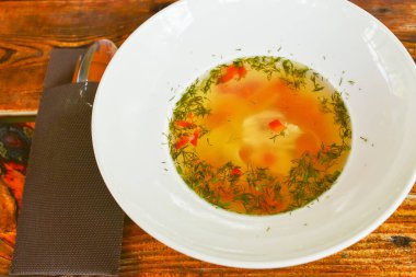 Beyaz tabakta çorba. Bir tabakta sebze çorbası bir kafede ya da evde..