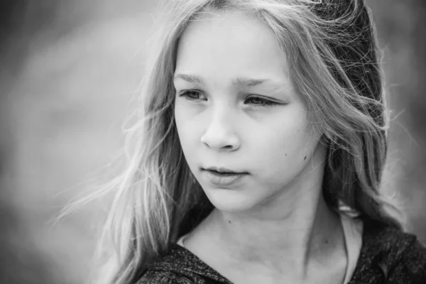 Bonito Criança Menina Retrato Retrato Livre Menina Bonito Dia Verão — Fotografia de Stock