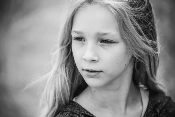 Ładny Portret Dziewczynki Dziecka Odkryty Portret Uroczej Dziewczynki Letni Dzień — Zdjęcie stockowe