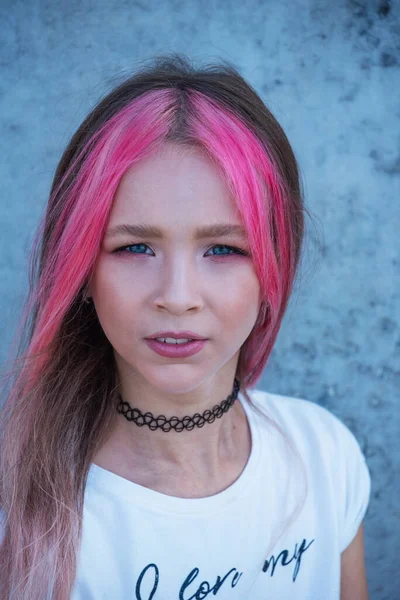 Linda garota em idade escolar com coloração de cabelo na moda. retrato  positivo. menina de 9 a 11 anos