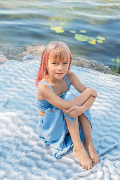 Sevimli Kız Portresi Yaz Gününde Küçük Şirin Bir Kızın Açık — Stok fotoğraf