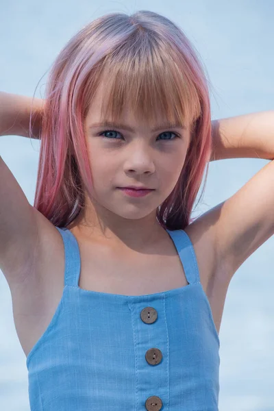 Sevimli kız portresi. Yaz gününde küçük şirin bir kızın açık hava portresi. Pembe saçlı küçük bir kızın portresi. Çocuk 7-8 yaşlarında. Ergen