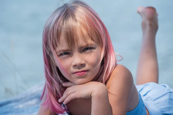 Bonito Criança Menina Retrato Retrato Livre Menina Bonito Dia Verão — Fotografia de Stock