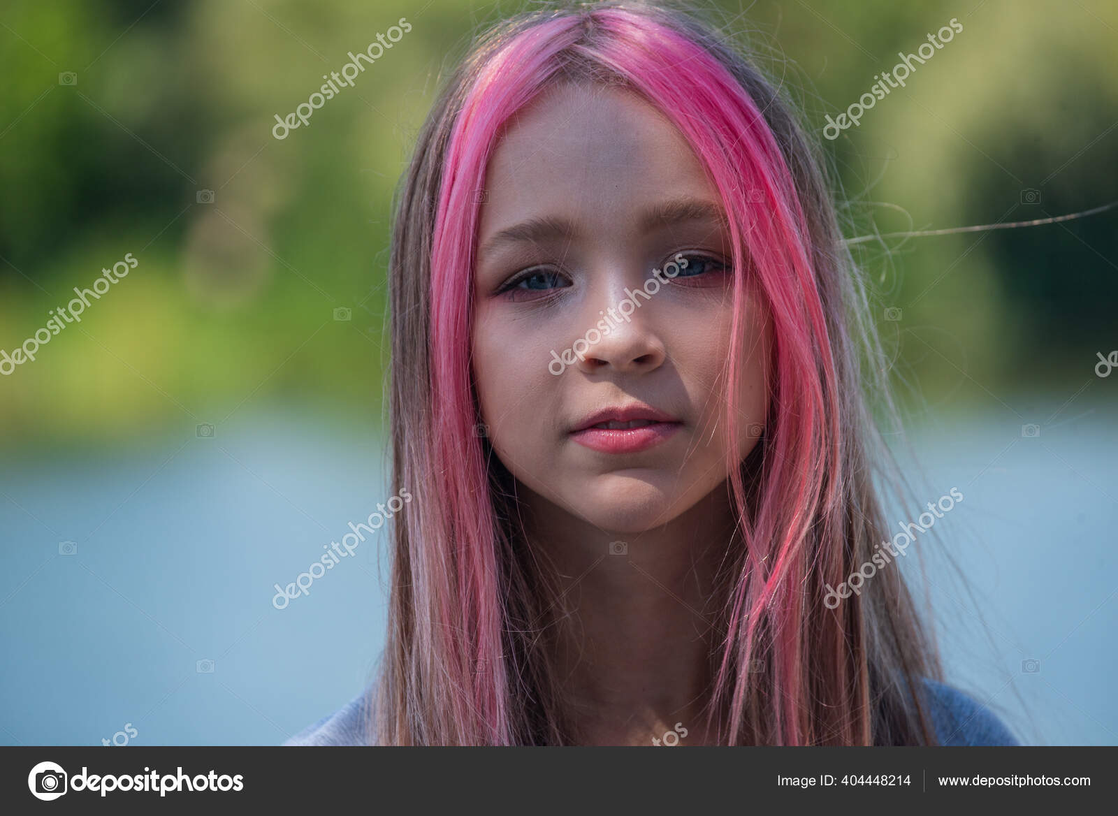 Linda garota em idade escolar com coloração de cabelo na moda. retrato  positivo. menina de 9 a 11 anos