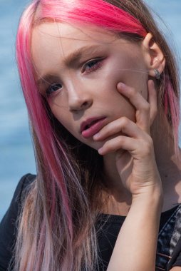 Sevimli kız portresi. Yaz gününde küçük şirin bir kızın açık hava portresi. Pembe saçlı küçük bir kızın portresi. 9-10 yaşlarında bir çocuk. Ergen