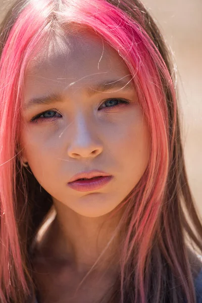 可爱的小女孩肖像 夏日里可爱的小女孩的户外肖像 一个粉色头发的小女孩的画像 10岁的儿童 Teenager — 图库照片
