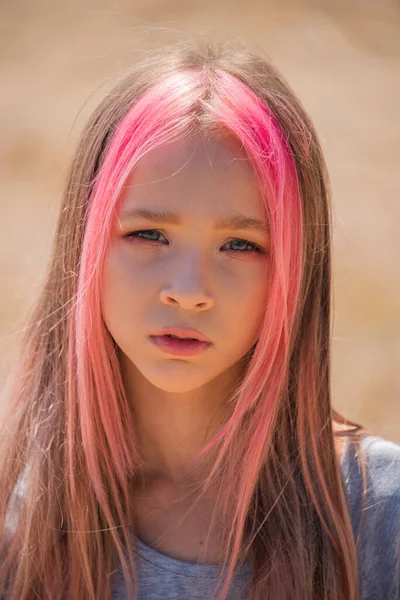 可爱的小女孩肖像 夏日里可爱的小女孩的户外肖像 一个粉色头发的小女孩的画像 10岁的儿童 Teenager — 图库照片