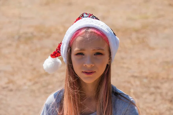 Щаслива Маленька Дівчинка Капелюсі Санта Подарунком Має Різдво Маленька Дівчинка — стокове фото
