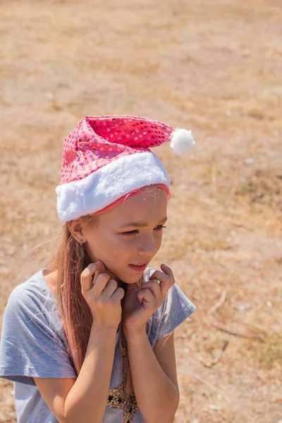 Menina Pequena Feliz Chapéu Papai Noel Com Presente Tem Natal — Fotografia de Stock