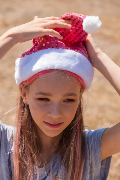 Feliz Niña Sombrero Santa Con Regalo Tienen Una Navidad Niña — Foto de Stock