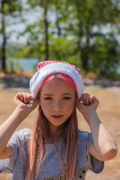 Felice Bambina Cappello Babbo Natale Con Regalo Hanno Natale Bambina — Foto Stock