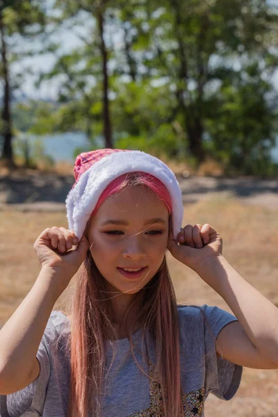 Felice Bambina Cappello Babbo Natale Con Regalo Hanno Natale Bambina — Foto Stock