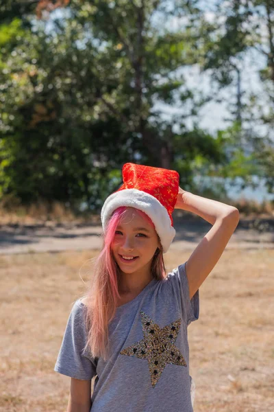Glückliches Kleines Mädchen Mit Weihnachtsmütze Und Geschenk Haben Ein Weihnachtsfest — Stockfoto
