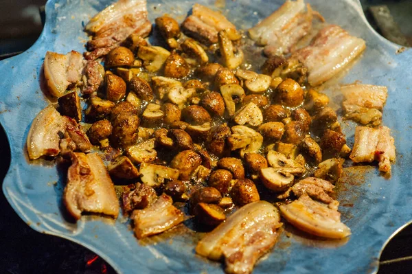 Funghi Fritti Pancetta Una Pentola Una Foresta Fiamme Cibo Natura — Foto Stock