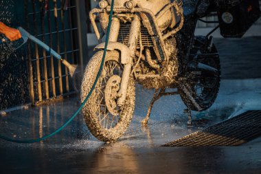 Motosikletli Oto Yıkama Motorsikletli Büyük Bisiklet Temizleme Köpük enjeksiyonlu. Daha temiz olsun. Gün batımında Moto Yıkama