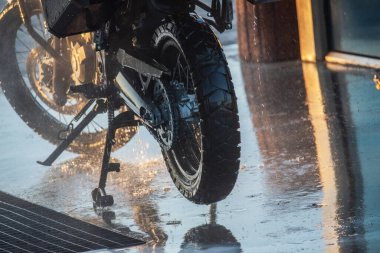 Motosikletli Oto Yıkama Motorsikletli Büyük Bisiklet Temizleme Köpük enjeksiyonlu. Daha temiz olsun. Gün batımında Moto Yıkama